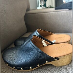 BLACK LEATHER CLOGS :)
